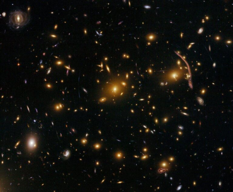 abell370 lensing crop1 768x634